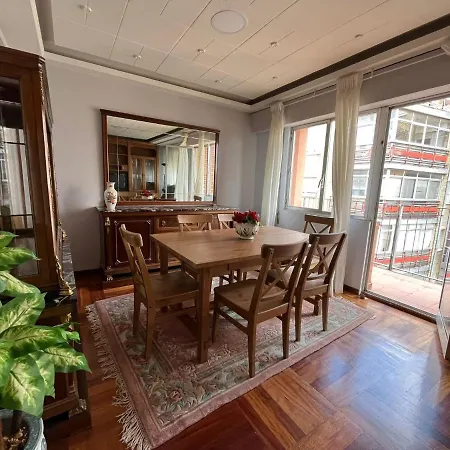 Atuaire Gran Con Vistas A La Catedral De *