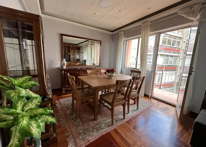 Atuaire Gran Con Vistas A La Catedral De *