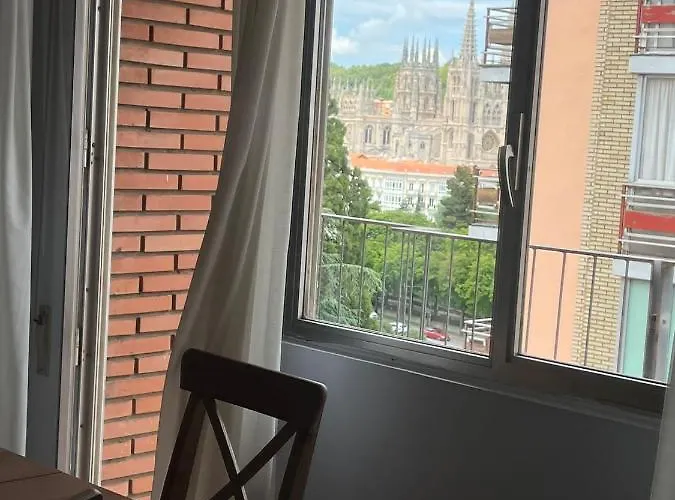 Atuaire Gran Con Vistas A La Catedral De *